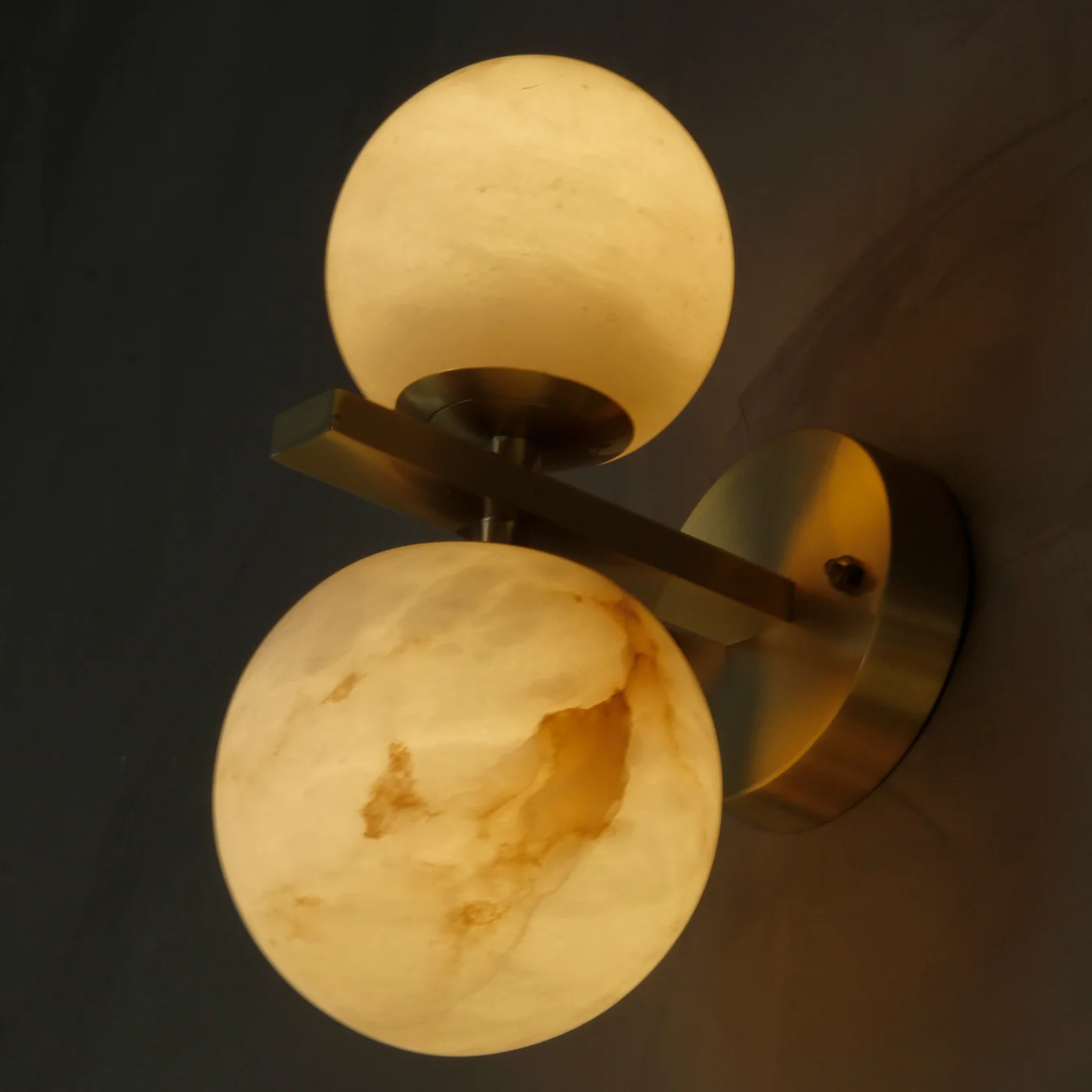 Applique murale Lucenta, lumière diffusée par l'albâtre